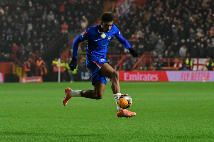 完美电竞官方网站-英媒：阿昌庞想在蓝军寻求更多出场机会很难，租借或许是最佳选择